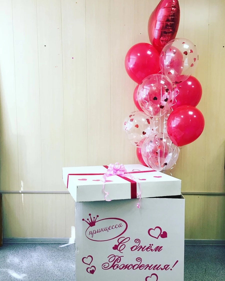 Коробка с шарами «Капли дождя на клубнике»